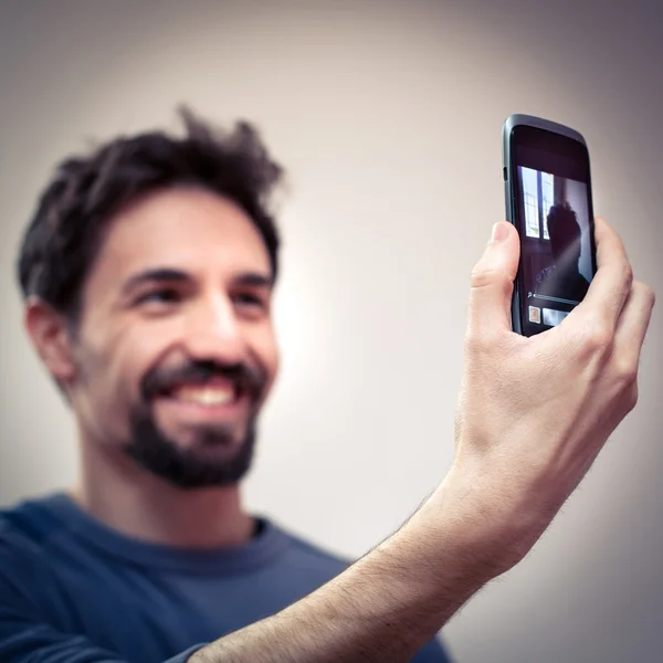 Jovem toma um Selfie — Fotografia de Stock