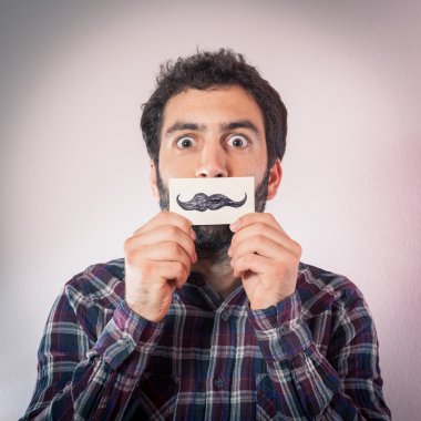 sahte kendini bıyıkları olan genç adam