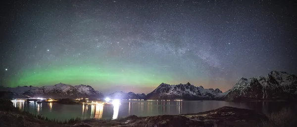 Samanyolu ve aurora borealis Panoraması Stok Fotoğraf