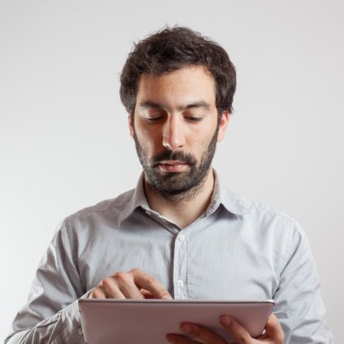 tablet bilgisayar kullanarak iş adamı