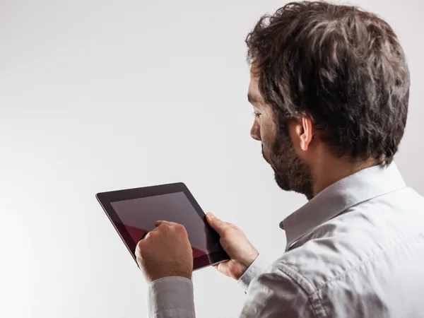 Affärsman med hjälp av en tablet PC — Stockfoto