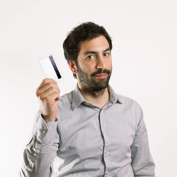 Joven positivo sosteniendo una tarjeta de crédito — Foto de Stock