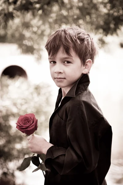 Αγόρι με τριαντάφυλλο στο χέρι του, ηλικίας φωτογραφίες, καλοκαίρι, πάρκο — Φωτογραφία Αρχείου