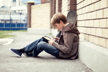 okul teen elektronik tablet oturan