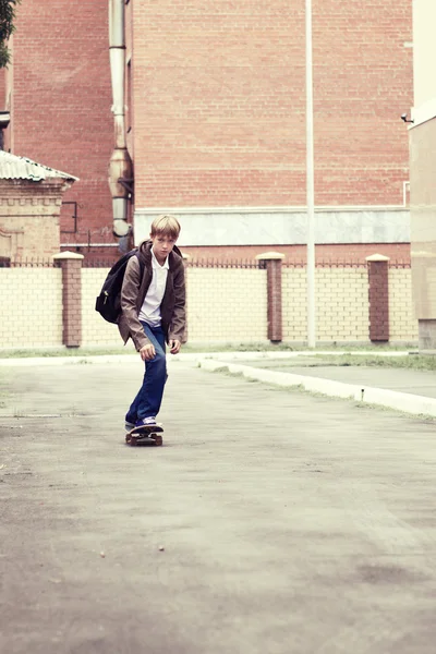 Escola adolescente com bolsa e skate — Fotografia de Stock