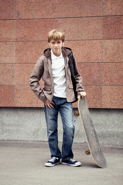 École adolescent avec sac à dos et planche à roulettes — Photo