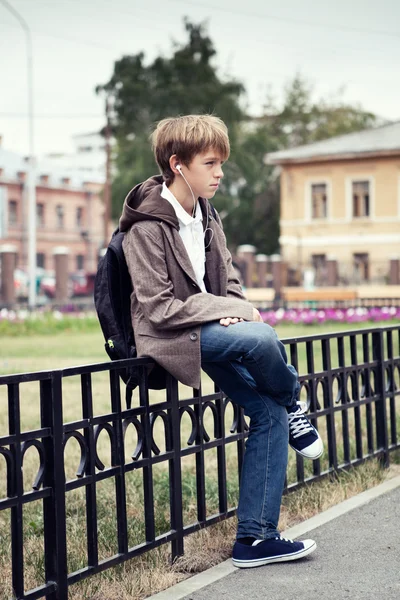 Retrato de adolescente em casaco, ao ar livre — Fotografia de Stock