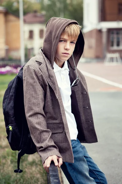 Portrait d'adolescent triste en plein air — Photo