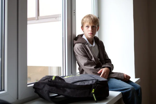 Pupil sits at a window — Stock Photo, Image