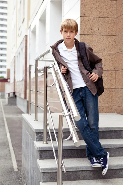 Chico serio de pie en las escaleras — Foto de Stock