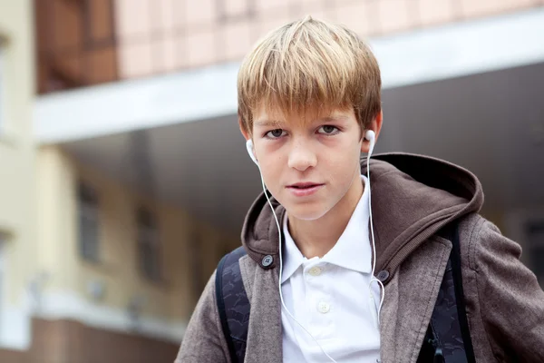 Porträt eines Teenagers in Jacke — Stockfoto