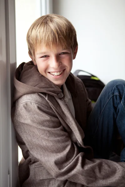 Portrait of happy teenager outdoor — Stock Photo, Image