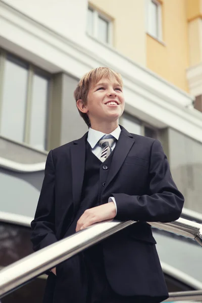 Succesvolle business tiener in straat instelling — Stockfoto