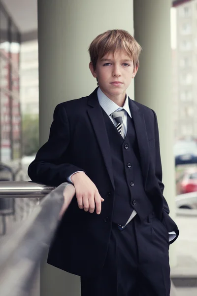 Adolescente de negócios olha para frente — Fotografia de Stock