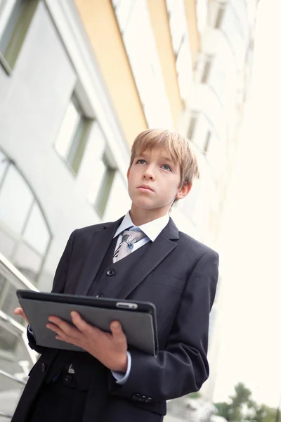 Niño de escuela con tableta electrónica — Foto de Stock