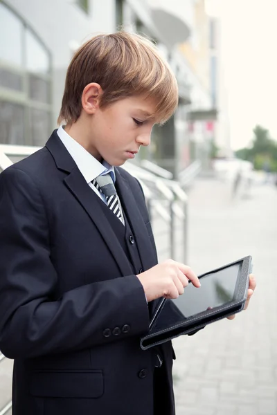 Okul çocuğu ile elektronik tablet — Stok fotoğraf