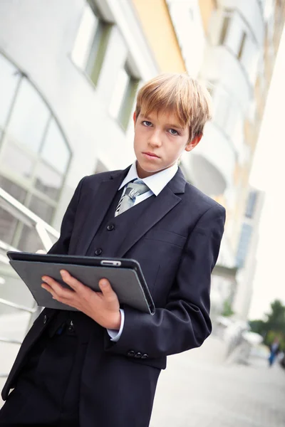 Niño de escuela con tableta electrónica — Foto de Stock