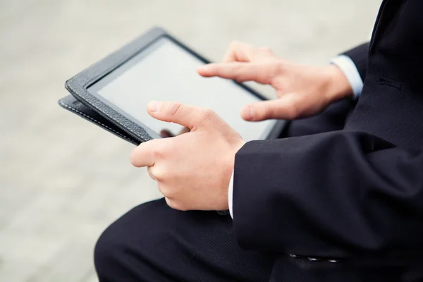 Tablette, business teenager, hände, stadt — Stockfoto