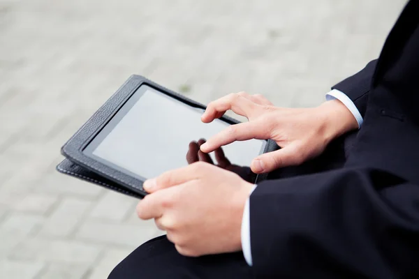 Tablette, business teenager, hände, stadt — Stockfoto