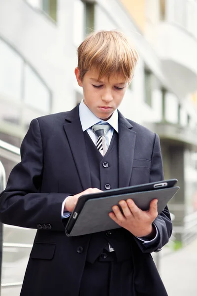 Iskola fiú elektronikus tabletta — Stock Fotó