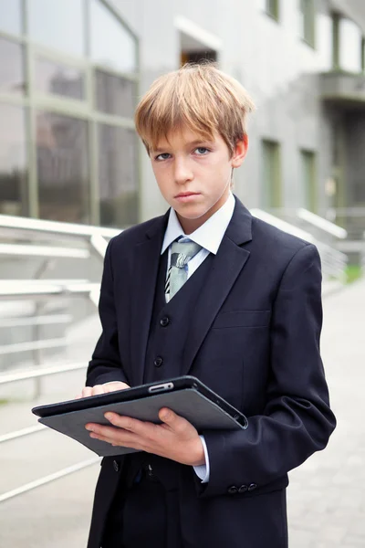 Écolier avec tablette électronique — Photo