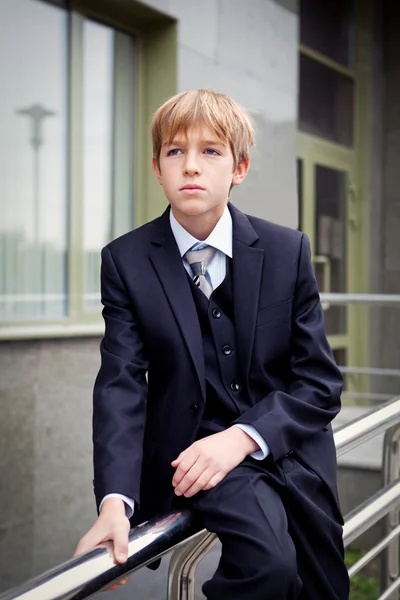 Business-Teenager blickt nach vorn — Stockfoto