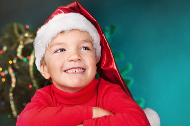 Noel Baba şapkalı mutlu küçük çocuk