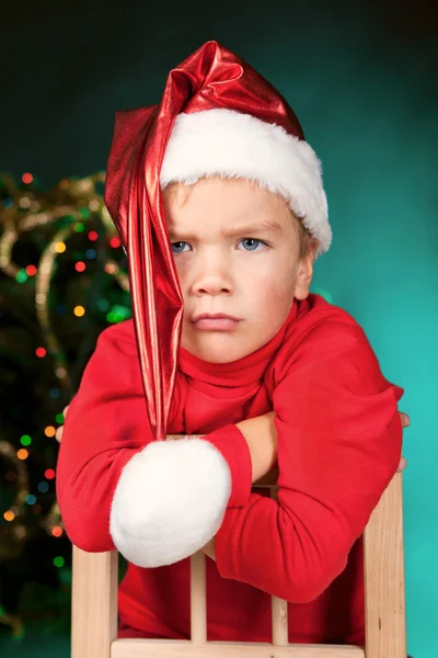 Ledsen liten pojke i santa hatt — Stockfoto