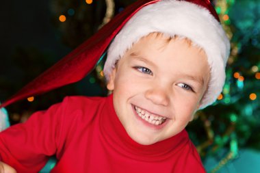 Noel Baba şapkalı mutlu küçük çocuk