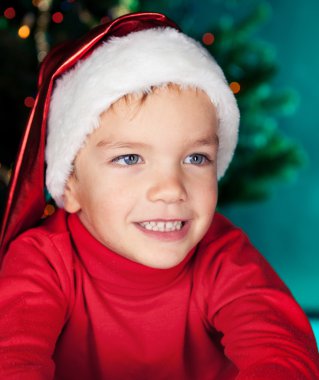 Noel Baba şapkalı mutlu küçük çocuk