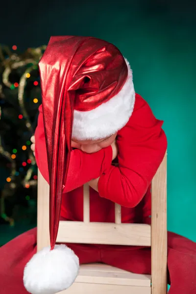 Ledsen liten pojke i santa hatt — Stockfoto