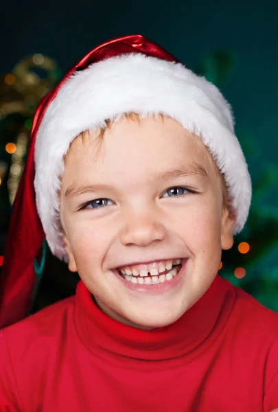 Felice piccolo ragazzo in cappello di Babbo Natale — Foto Stock