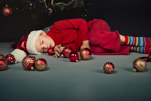 Kleiner Junge im Weihnachtsmannhut schläft — Stockfoto