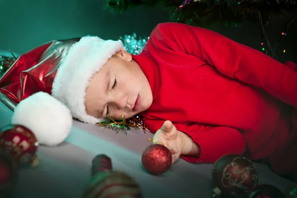 圣诞老人帽子睡眠的小男孩 — 图库照片