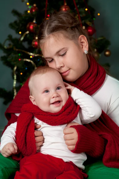 두 자매, 크리스마스의 초상화 — 스톡 사진