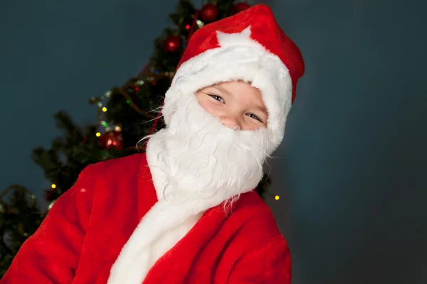 Gelukkig kleine jongen in Kerstman hoed — Stockfoto