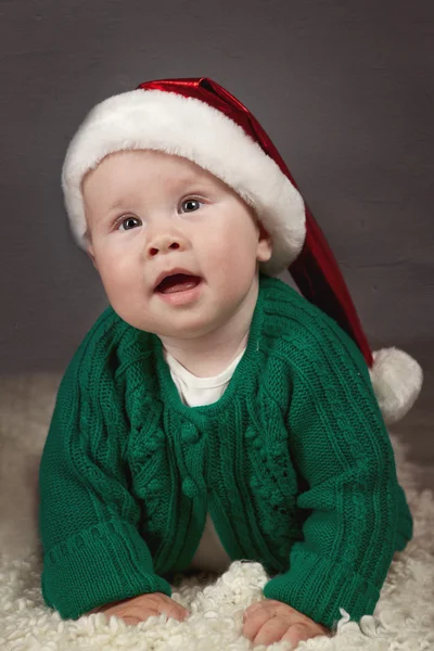 Joyeux petit enfant dans le chapeau de Père Noël — Photo