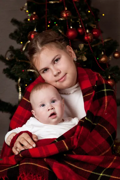 Portret dwóch sióstr, Boże Narodzenie — Zdjęcie stockowe