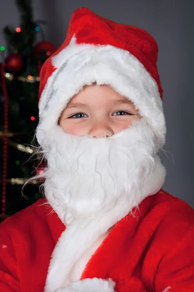 Glücklicher kleiner Junge mit Weihnachtsmütze — Stockfoto