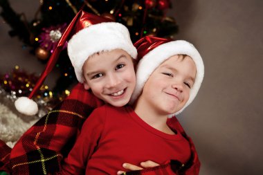 İki kardeş, Noel Baba şapkaları, Noel