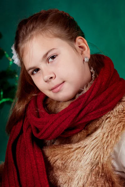 Portrét dívky s červeným šátkem — Stock fotografie