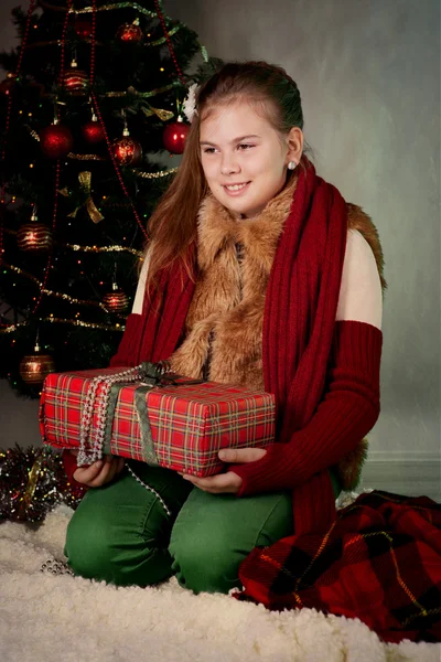 Glad tjej håller julklapp — Stockfoto
