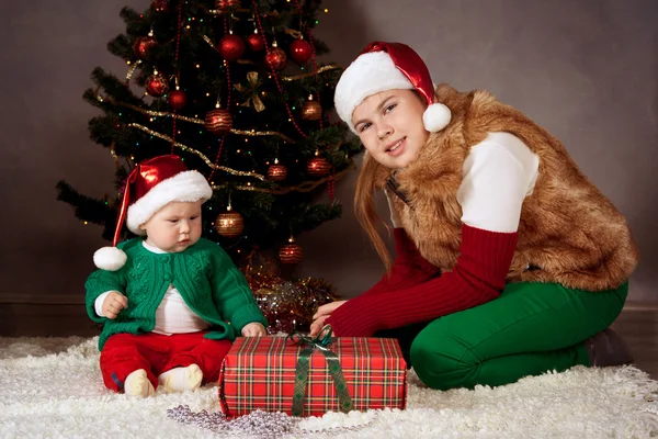 Portrait of two happy sisters — Stock Photo, Image