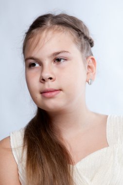 Beyaz elbiseli kız portre studio