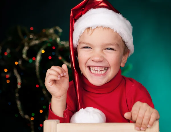 Felice piccolo ragazzo in cappello di Babbo Natale — Foto Stock