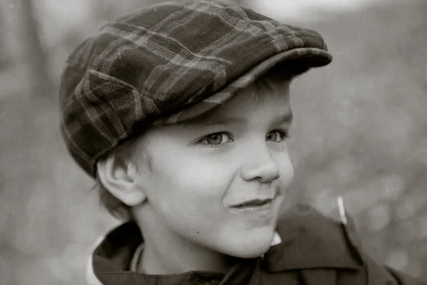 Portret van sluwe kleine jongen, buiten — Stockfoto