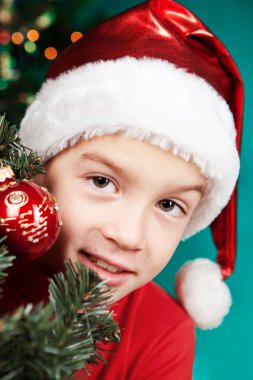 Noel Baba şapkalı mutlu küçük çocuk