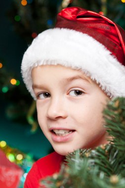 Noel Baba şapkalı mutlu küçük çocuk