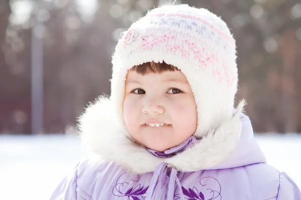 肖像的戴着帽子的小女孩，冬天 — 图库照片