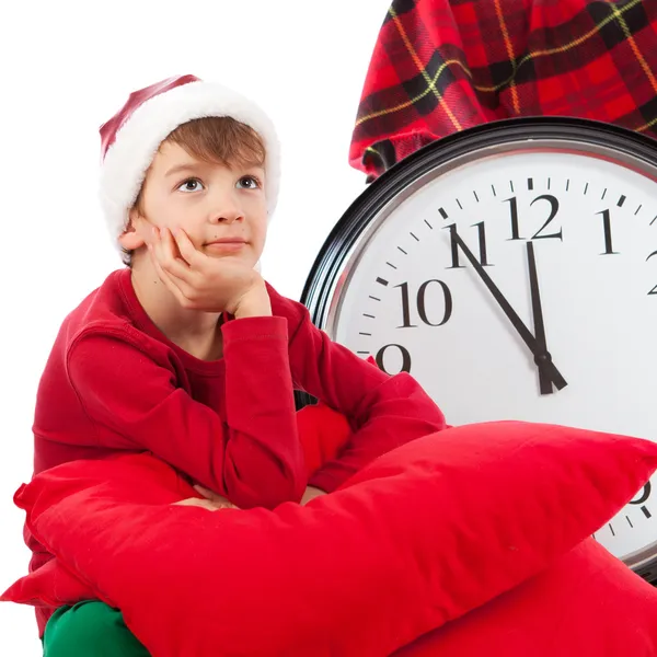 Bebê em chapéu de Papai Noel à espera de presente — Fotografia de Stock